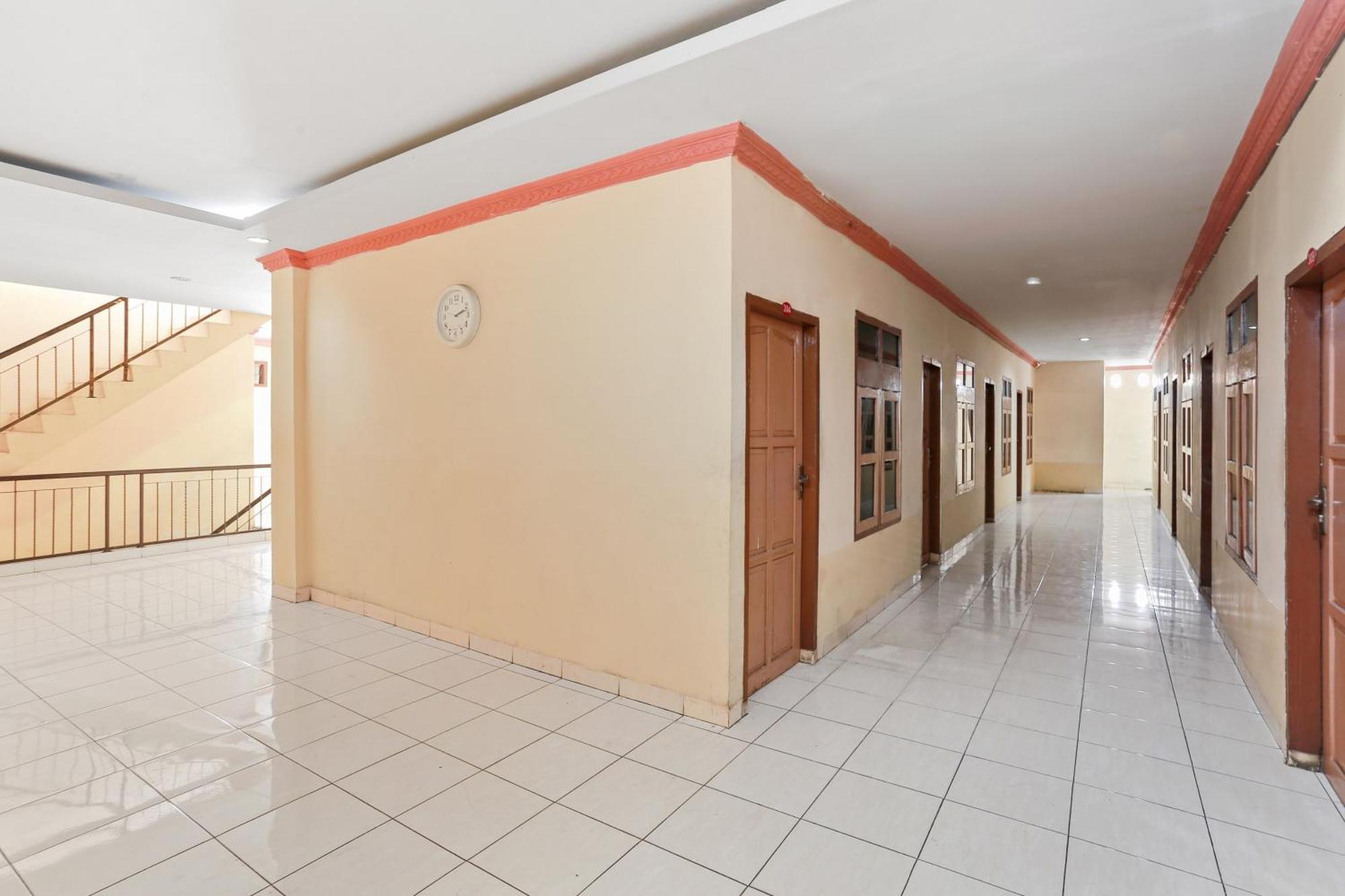 Oyo 93046 Hotel Fortuna Parepare Екстер'єр фото