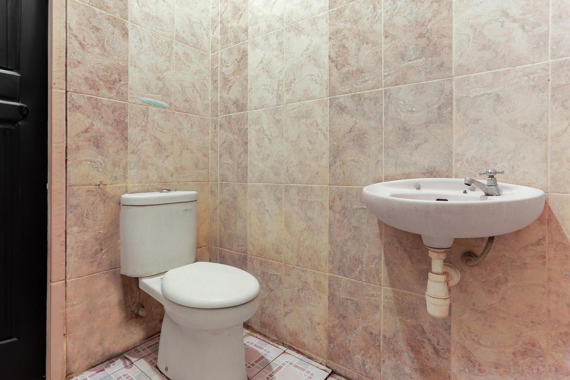 Oyo 93046 Hotel Fortuna Parepare Екстер'єр фото