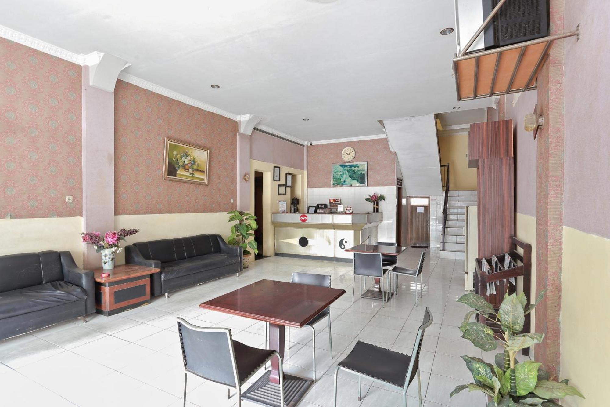 Oyo 93046 Hotel Fortuna Parepare Екстер'єр фото