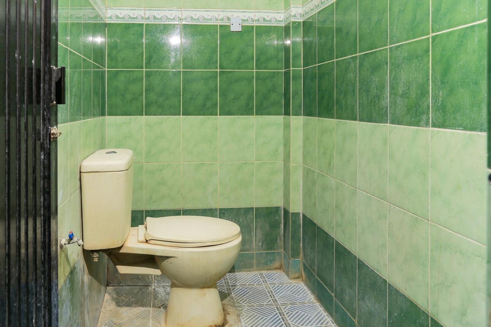 Oyo 93046 Hotel Fortuna Parepare Екстер'єр фото