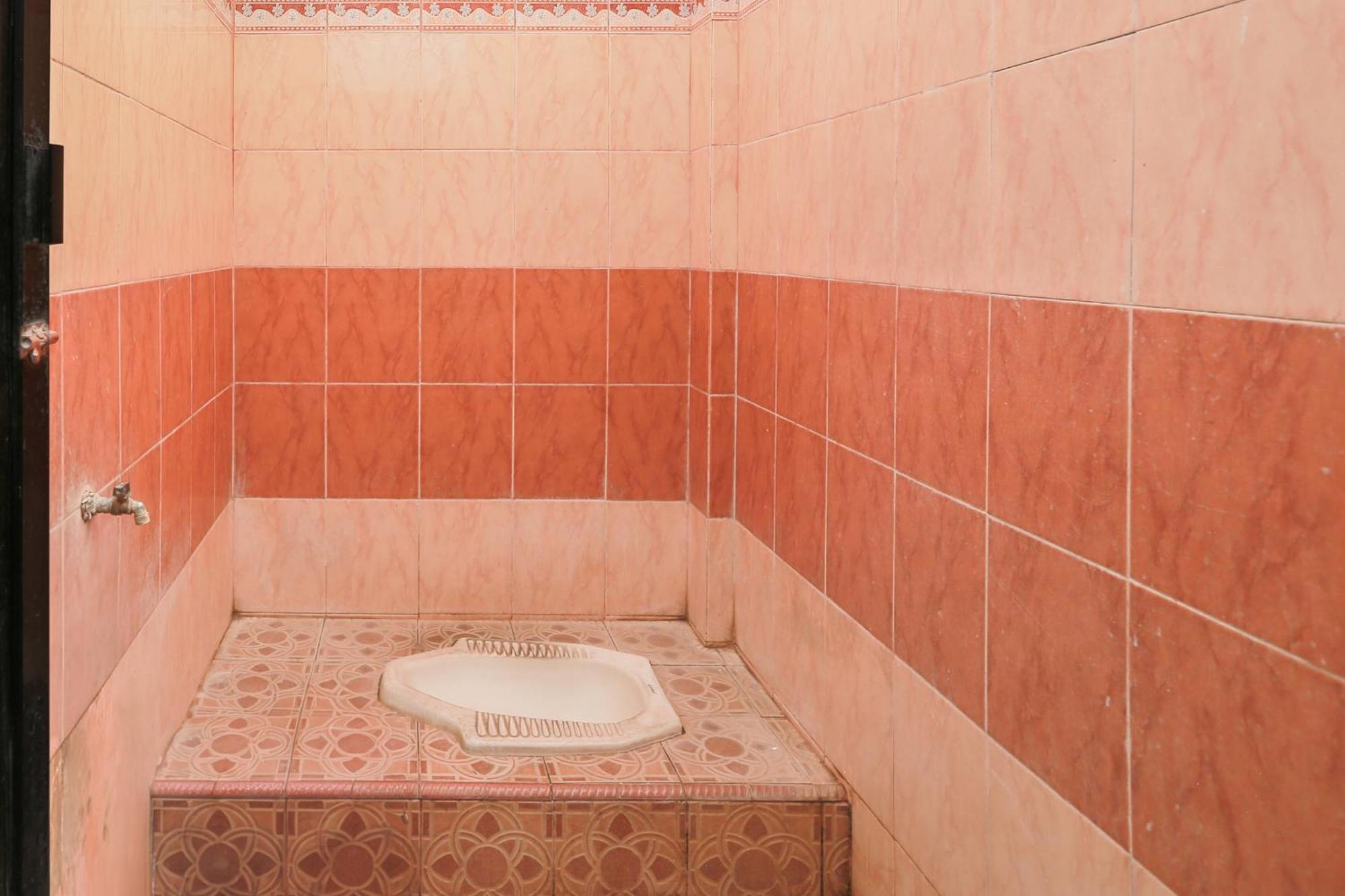 Oyo 93046 Hotel Fortuna Parepare Екстер'єр фото