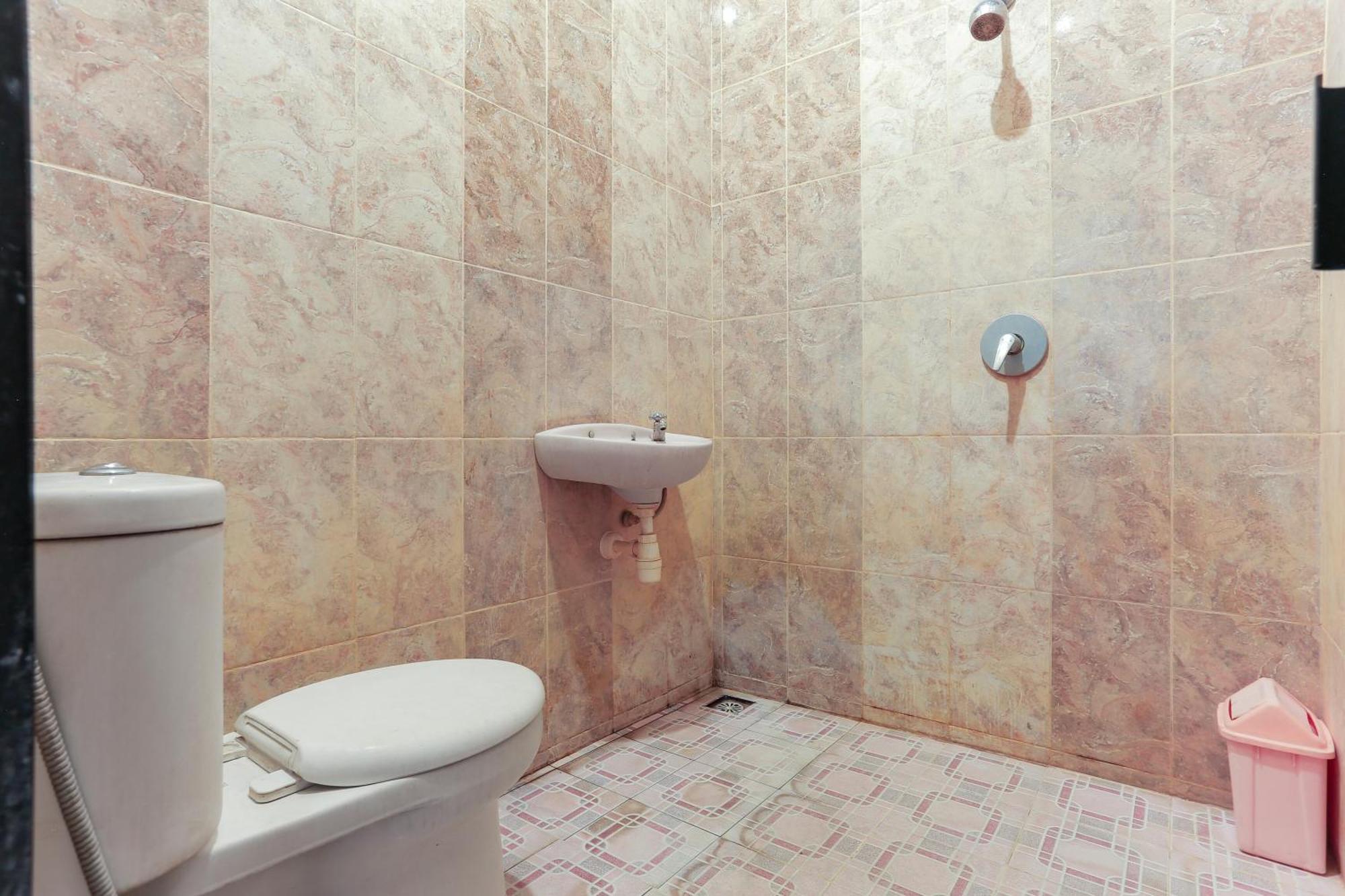 Oyo 93046 Hotel Fortuna Parepare Екстер'єр фото