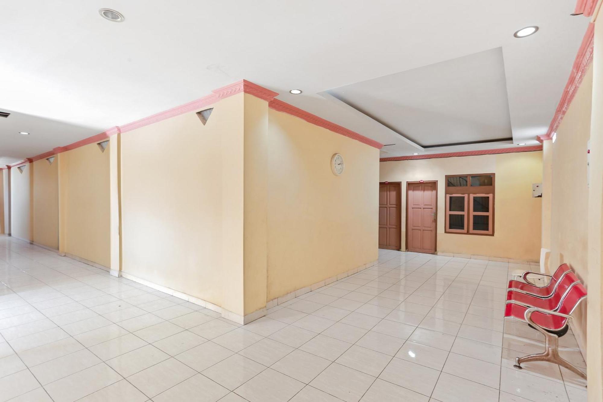 Oyo 93046 Hotel Fortuna Parepare Екстер'єр фото