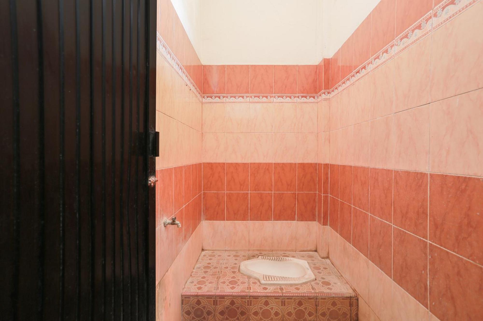 Oyo 93046 Hotel Fortuna Parepare Екстер'єр фото