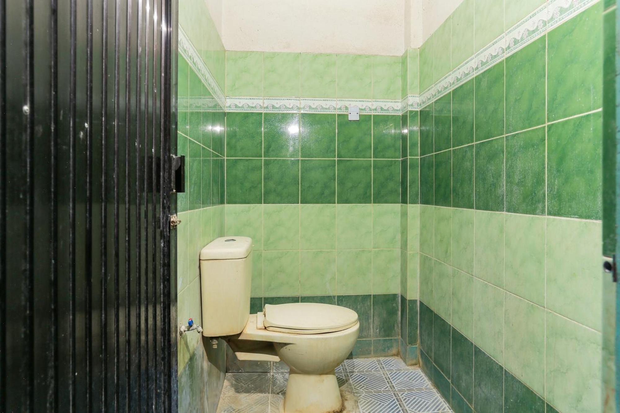 Oyo 93046 Hotel Fortuna Parepare Екстер'єр фото