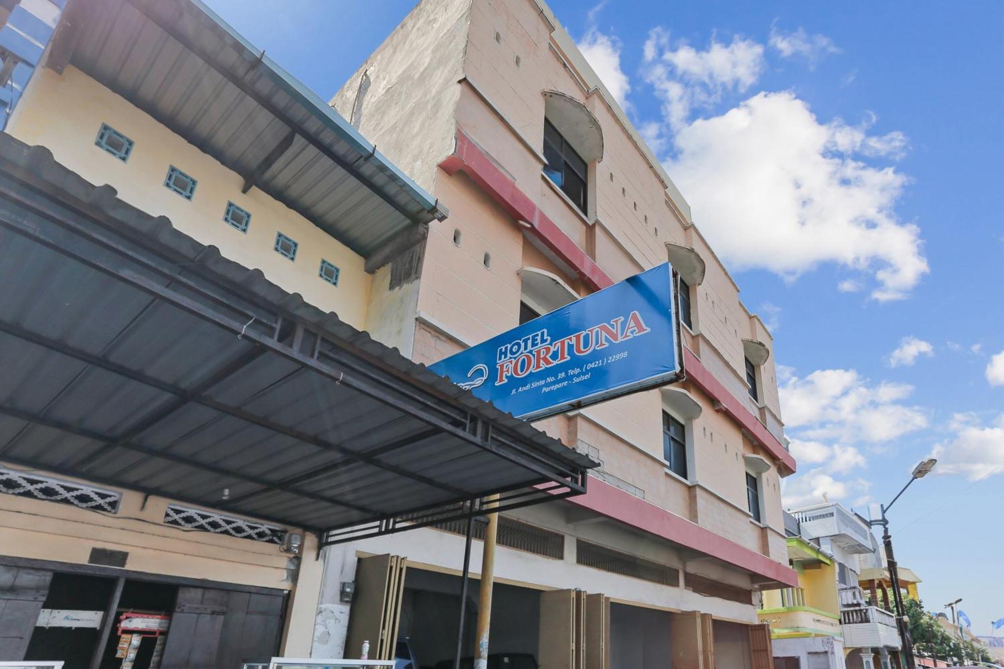 Oyo 93046 Hotel Fortuna Parepare Екстер'єр фото